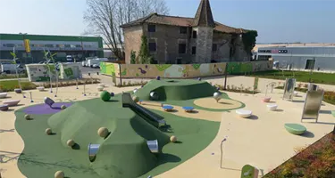 Parc pour enfant au centre du centre commercial O'green