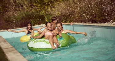 Des enfants s'amusent dans une bouée d'Aqualand