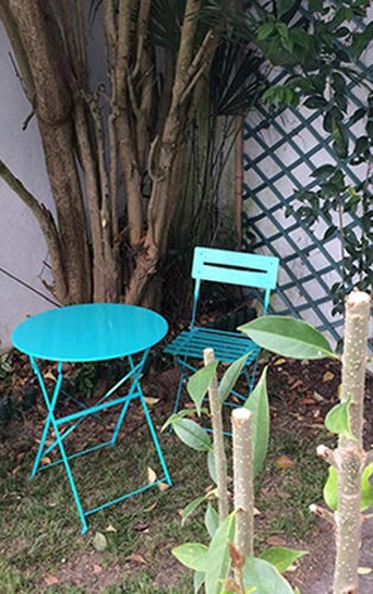 Petit jardin extérieur avec table et chaise